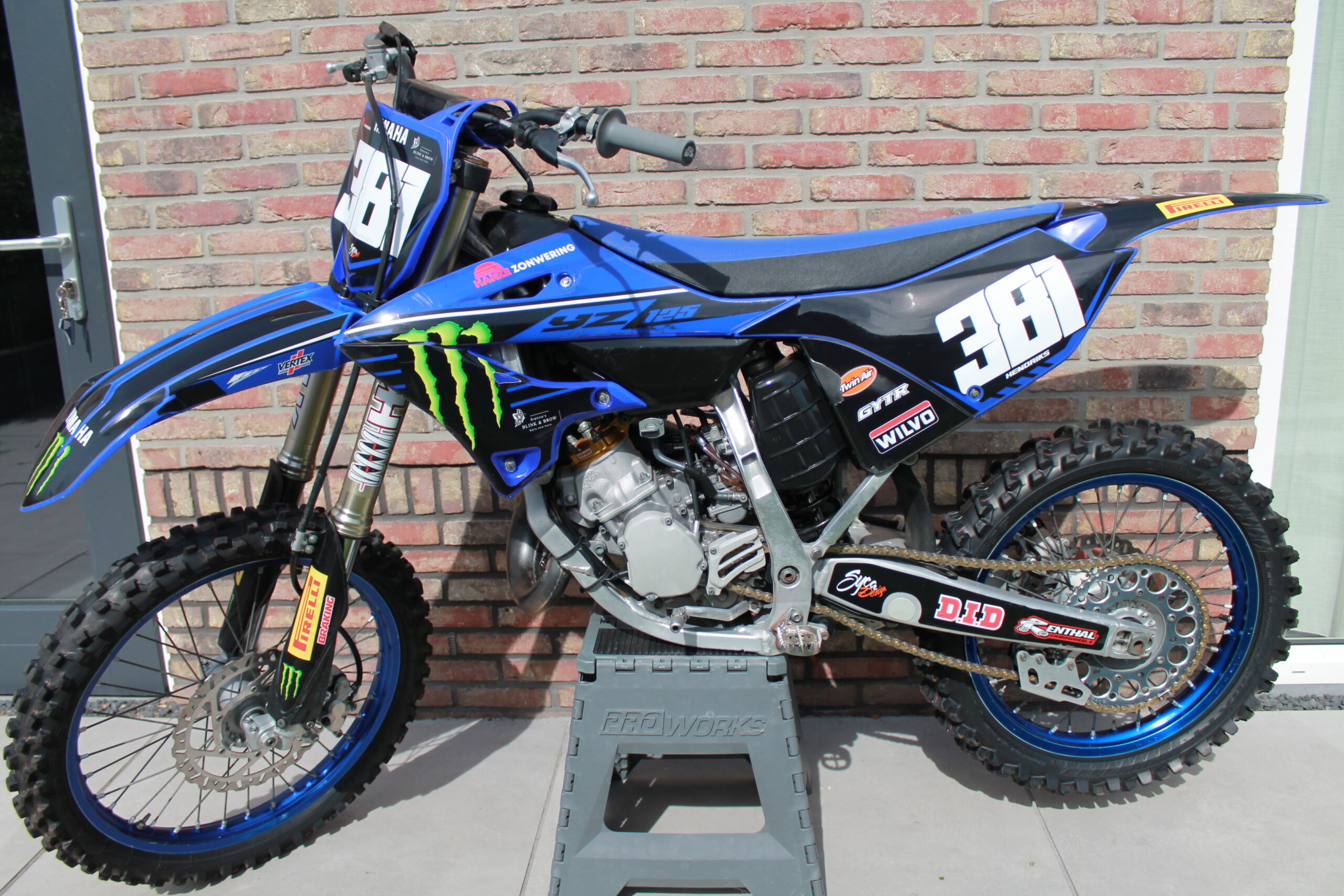 Mooie Yamaha YZ 125 die klaar is voor actie! Deze motor is klaargemaakt en onderhouden bij Bruggen Tweewielers in Jubbega. Motor is zeer compleet, voorzien van de volgende upgrades: - HGS uitlaatsysteem - V-Fore membraam - VHM Kop - STM koppeling compleet - Titanium voetsteunen Motor is afgesteld op deze upgrades, motor loopt zeer fel en is super snel. Zuigerwissel is 7 uur geleden uitgevoerd. Totale uren van de motor is 79 uur. Urenteller aanwezig Crossmotor Yamaha YZ125 2023 - MX Testcenter